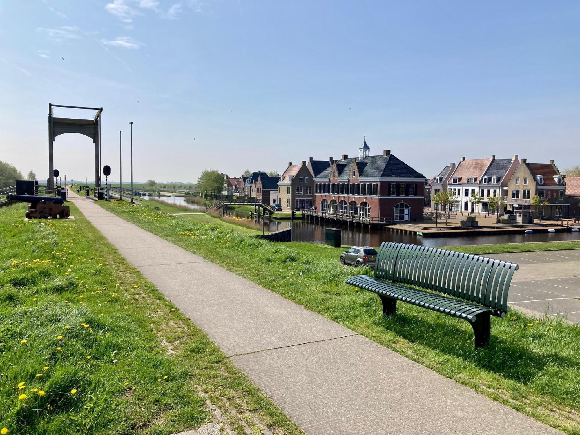 Bijzonder Chalet An Der Marina Met Sauna Anjum Esterno foto
